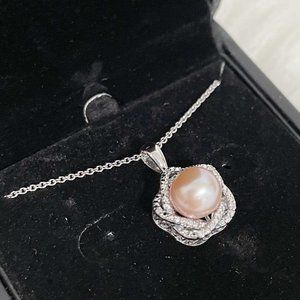 NIB Vera Wang Pink Pearl Necklace